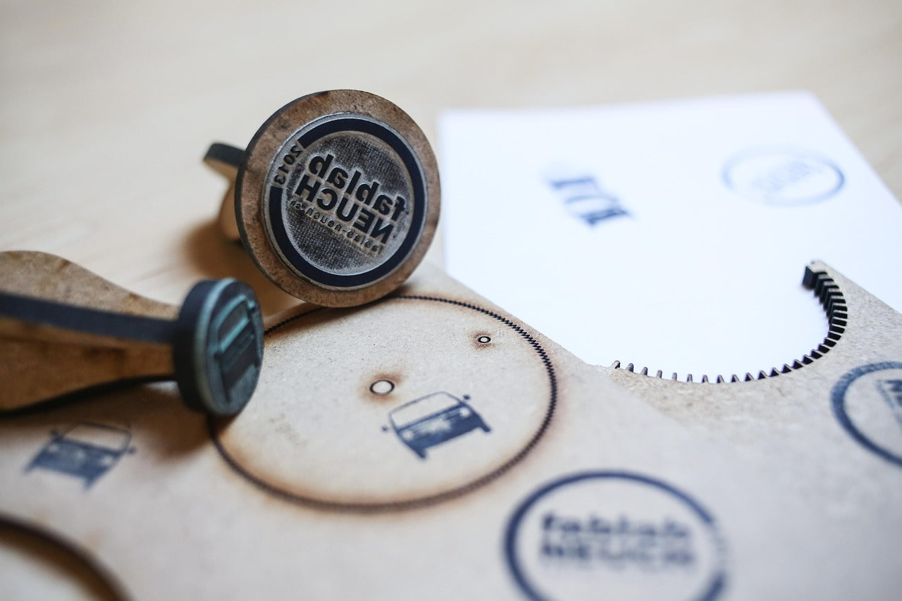 Laser Engraving vs 3D Printing: Choosing the Right Tool for Your Projects